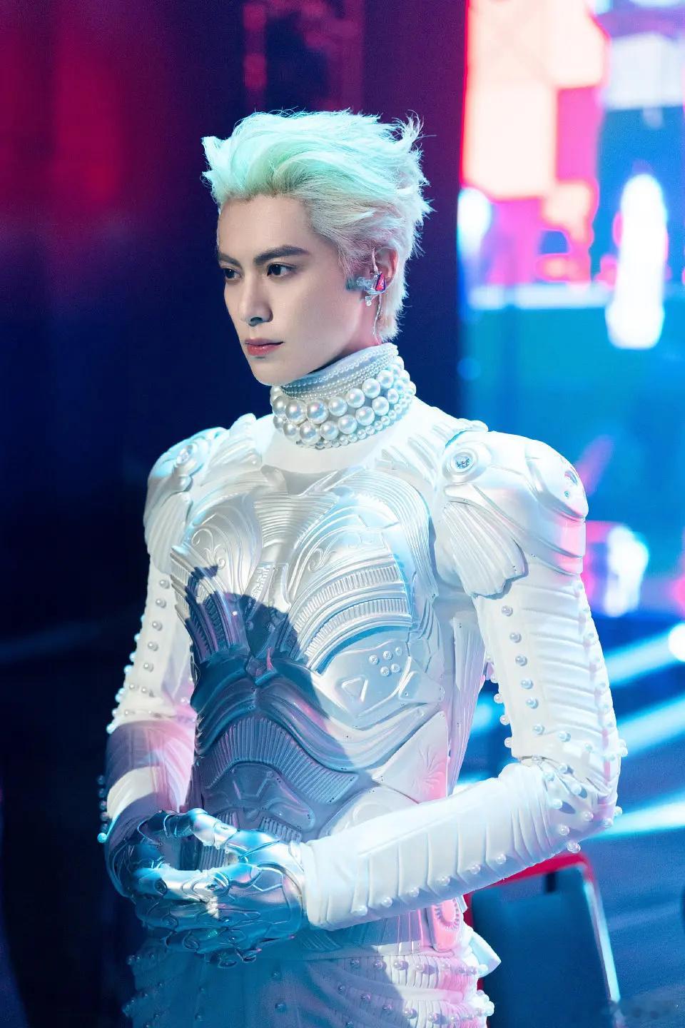 说真衣服挺丑的，驾驭不了别硬扛王鹤棣演唱会