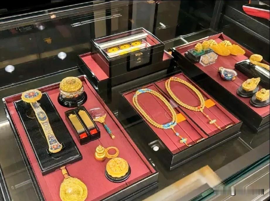 老铺黄金排队买，二手回收打五折。

其中一款吊坠，原价3.8万，回收商只给1.9