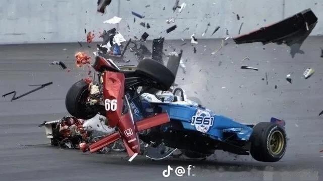 f1事故瞬间，一名司机的双腿被撞碎。
钢铁与碎肉的交织，被撞碎的双腿再也拼不回来