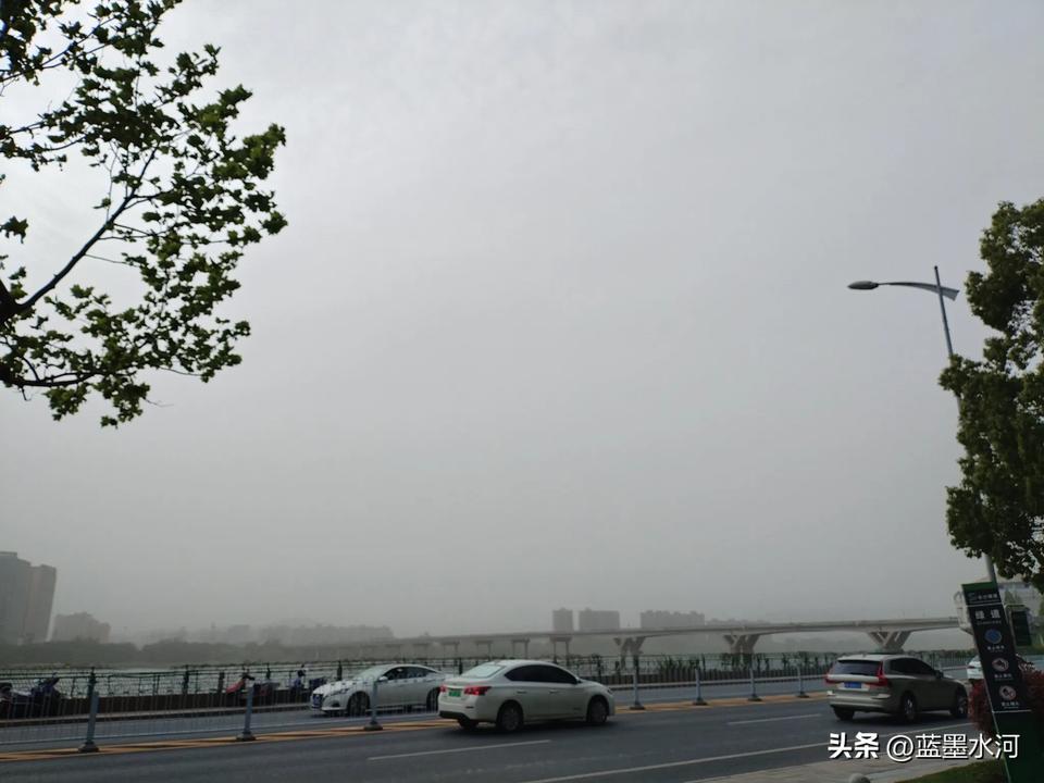 今天长沙沙尘天气，能见度很低。在马路边上拍的照片也是比较差。几分钟后到公园拍的照