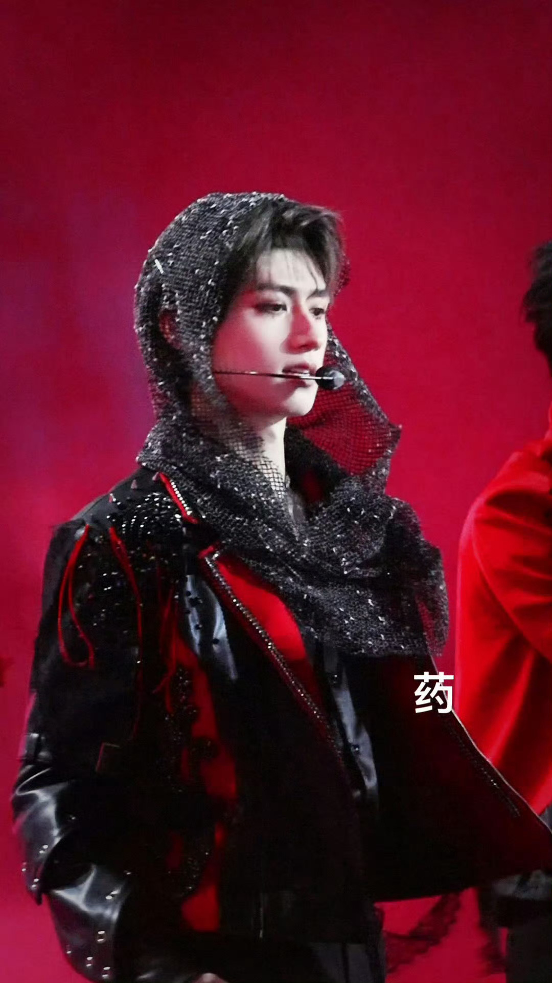 朱志鑫这个头纱太酷了，帅哥的塑造力是顶级的