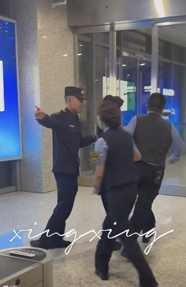 真的笑得发财了！时代峰峻保安为了维持秩序，怎么连马桶刷都用上了！不过确实有效哈哈