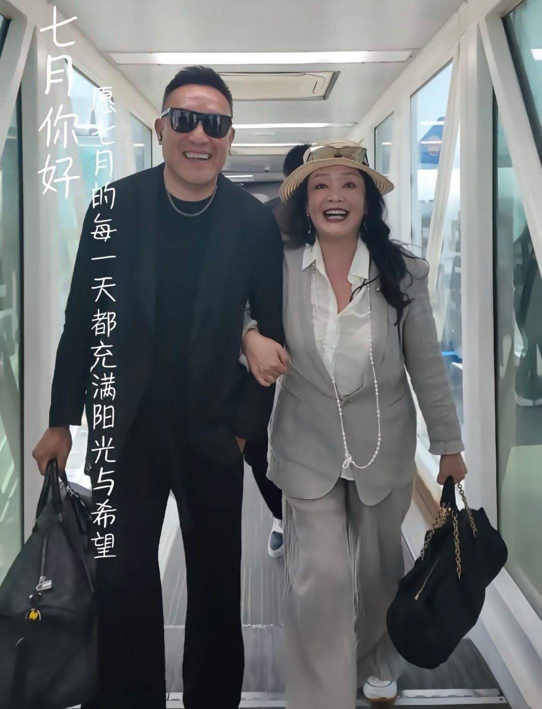 张兰手挽着帅哥出行，身份引热议，网友们激动的祝福兰姐找到另一半，却原来是场乌龙，