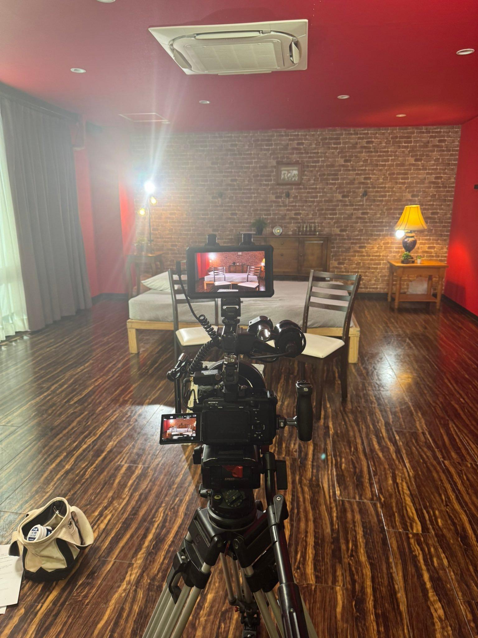 昨天，吉村卓的最新拍摄现场照，他表示这是第2次和爱斯万的新人拍摄，而对方也是第1