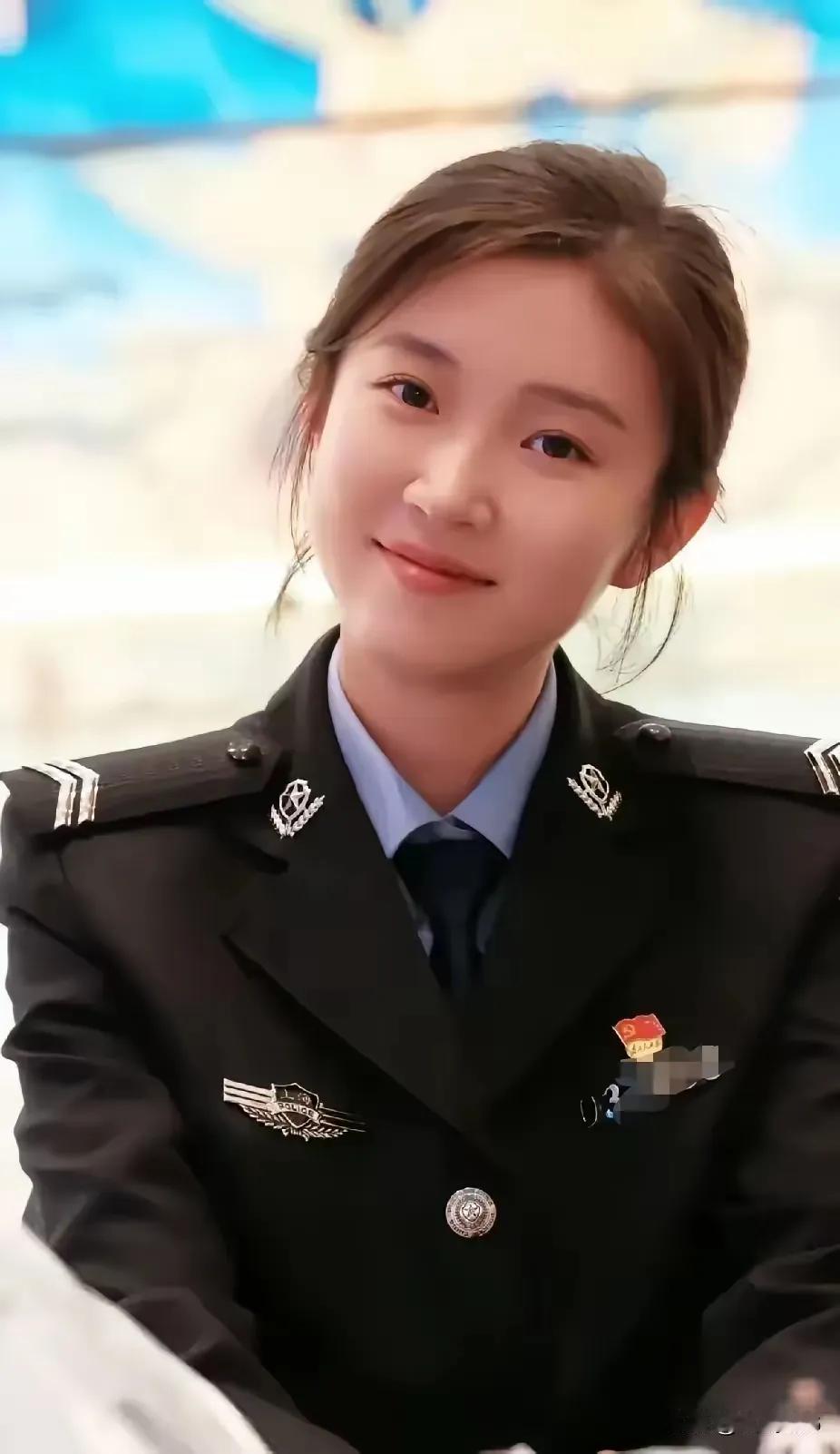 这女孩子本来就美，加上一身警服，更加有魅力，更有职业女性的特质，美女很常见，制服