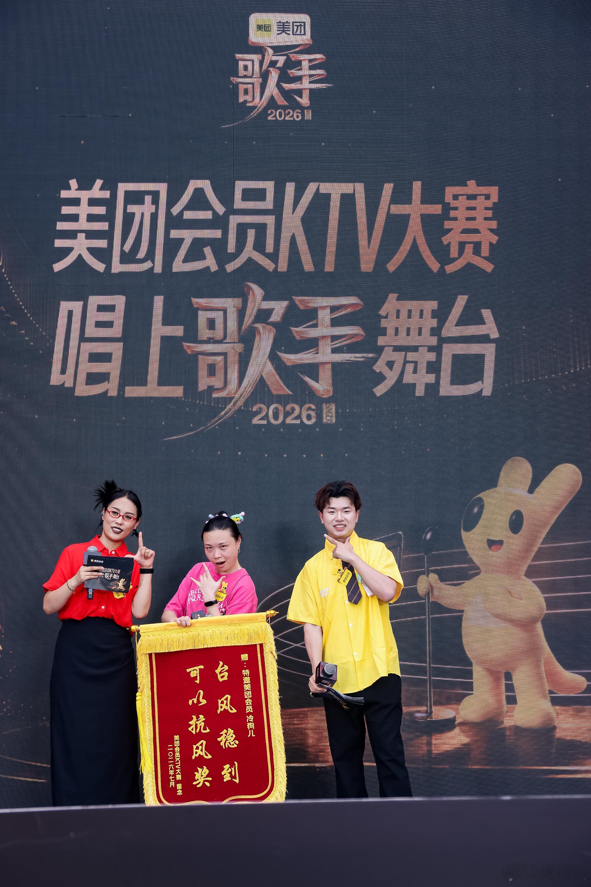 长沙线下ktv惊现平替英子长沙KTV歌手大赛，不仅有 这英 胡彦冰 冷狗 大碗妹