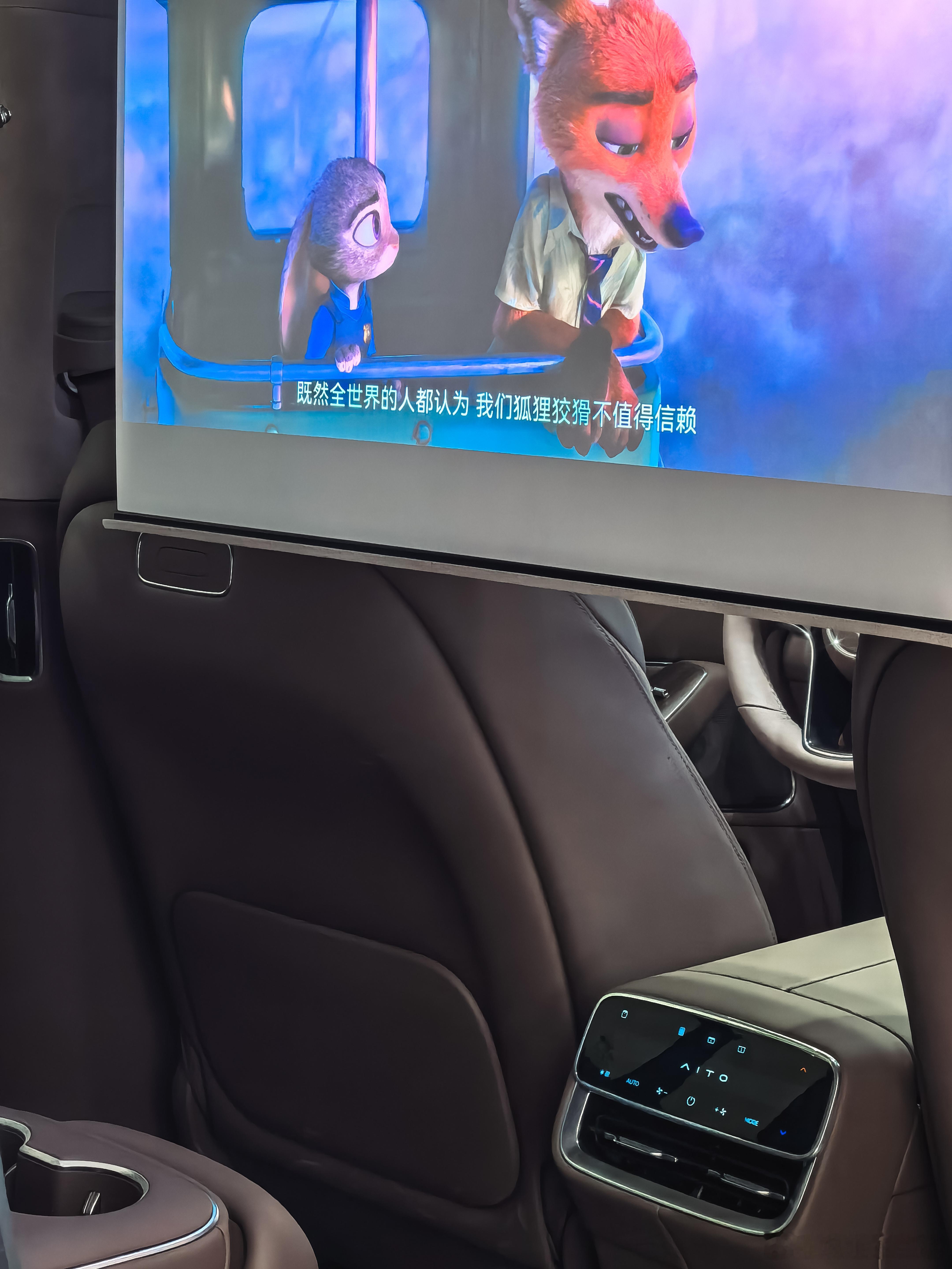 春节回乡的路上，我和家人一起开着问界M8，体验真是太棒了！✨ 大空间轻松装下五个