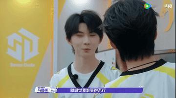 马嘉祺赛后聊歌手直播感受 没想到在赛场听到歌手相关的回忆，马嘉祺被兄弟们围着拷问