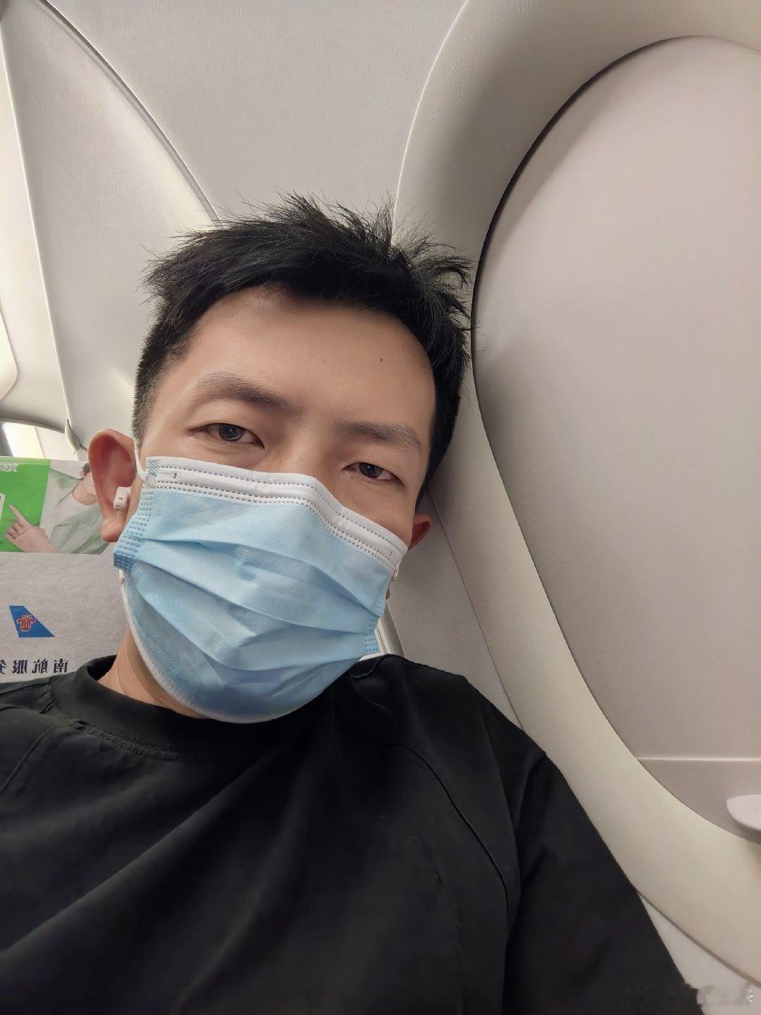 绝了，昨天最后一个口罩用完了。刚登机，旁边乘客狐臭，我快熏死了。我坐靠窗不好出去