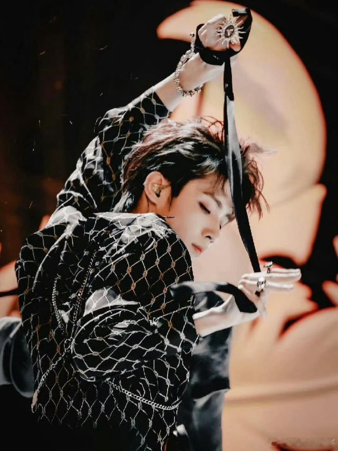 罗一舟官宣首个恋综，从舞台跨界到这，惊喜满满。他独特气质和经历，想必能在恋综里带