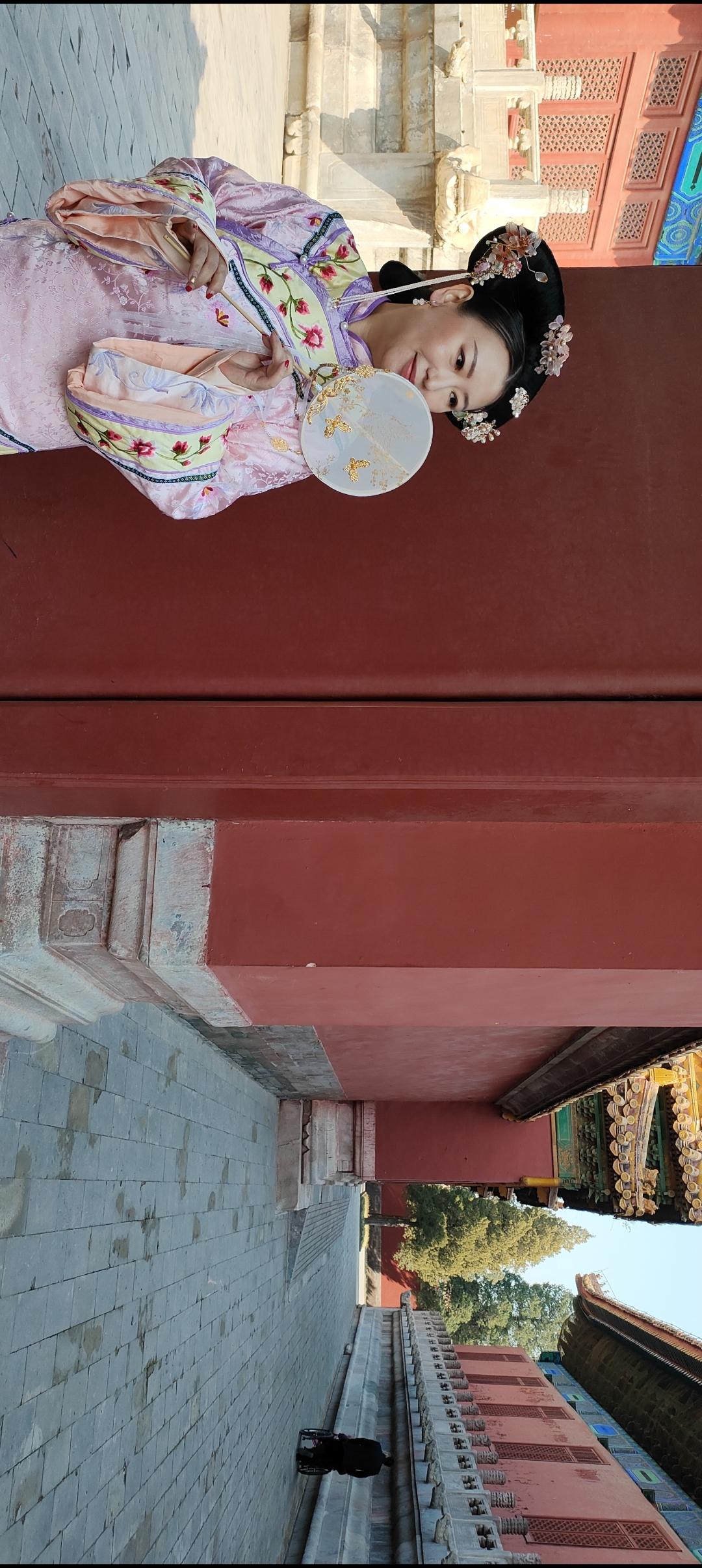 红墙映古韵，花伞遮芳颜。