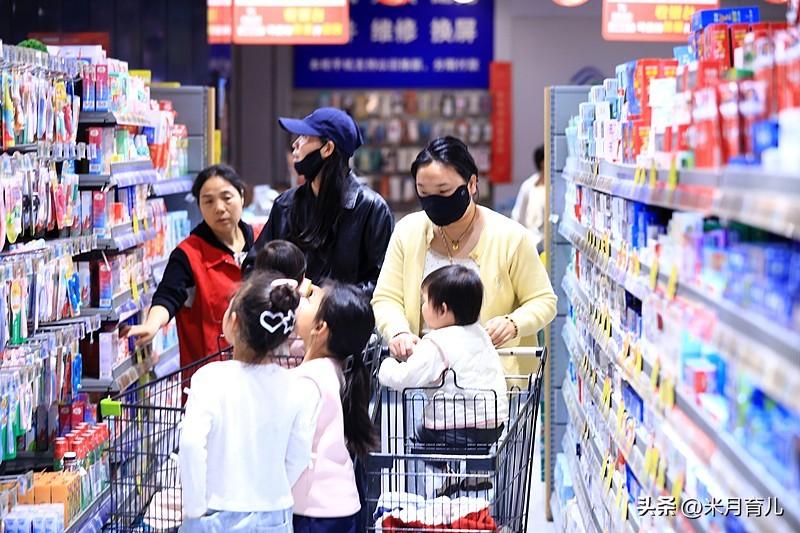 奉劝三十多岁、家里有两个孩子的宝爸宝妈，想要日子过得舒心一点，这几件事尽量少做：