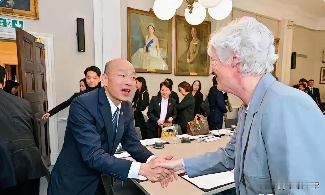 这就是国民党的大佬，个个都是这个样，见到了西方大人腰都直不起来了。
一副奴颜卑膝