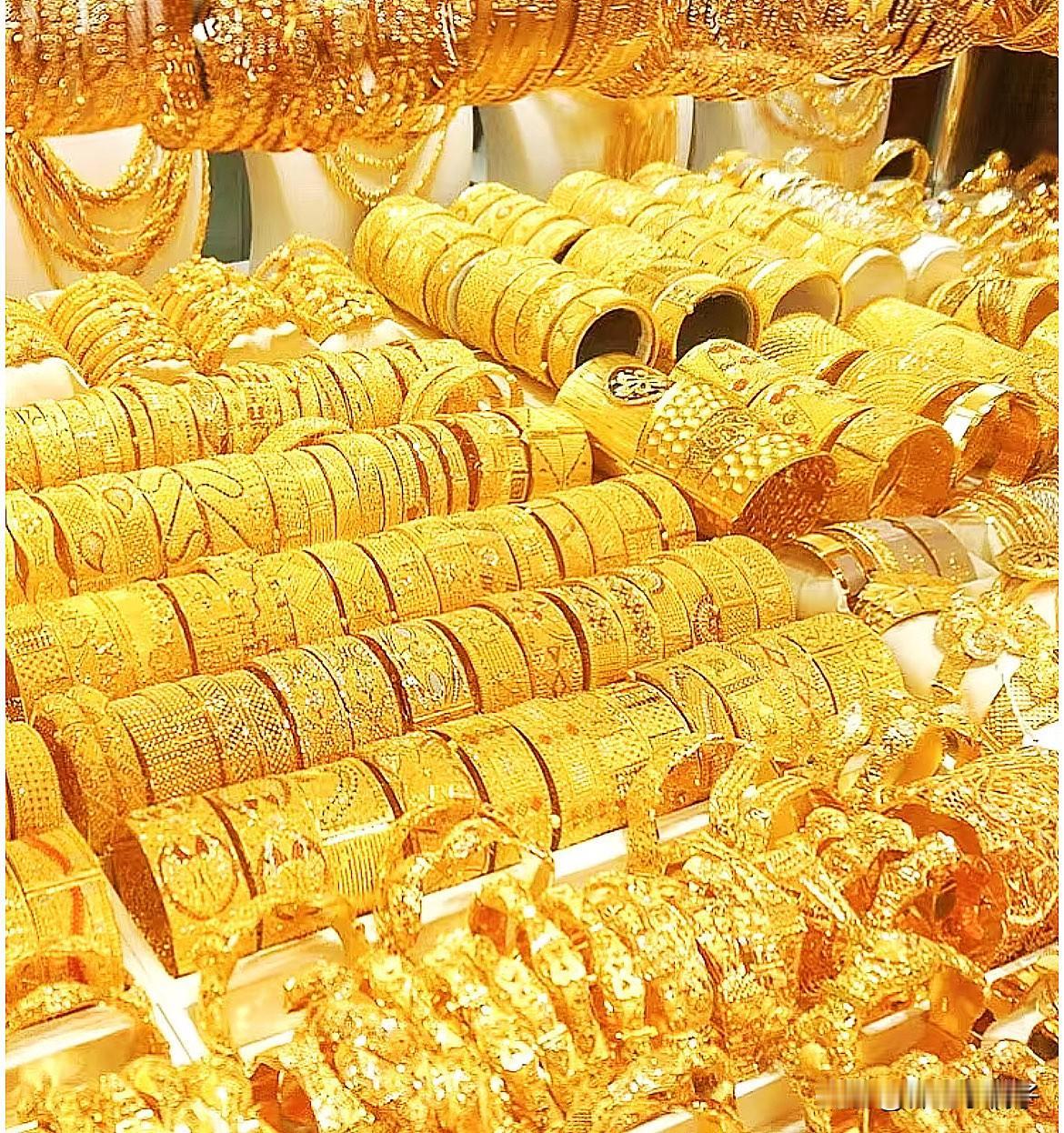 看着金店里排队变现的人，只觉得脊背发凉。

这哪是卖首饰，分明是在扔掉救生圈。