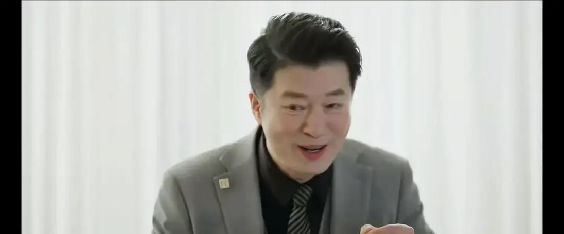 魏思源这操作把我看傻了。
自家饭店铁板钉钉的接班人，非要跟段翱翔搅在一起。
那哥