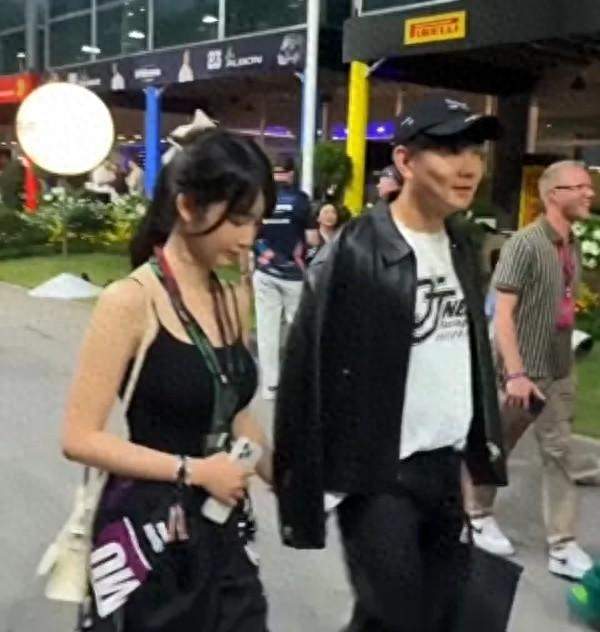 林俊杰演出后牵手女友退场，一句“不要害羞”为何甜上热搜？
