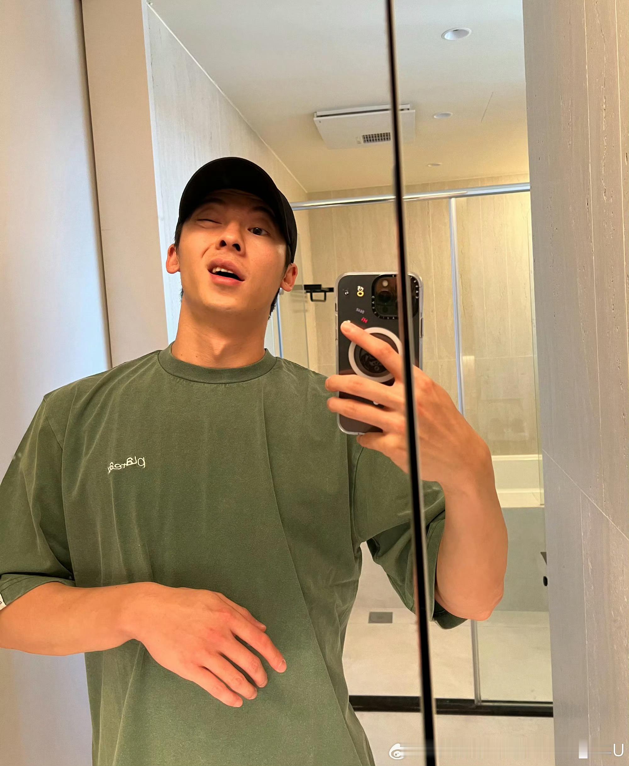 小许不愧是演了韩剧，韩男标准自拍感🤳 ​​​