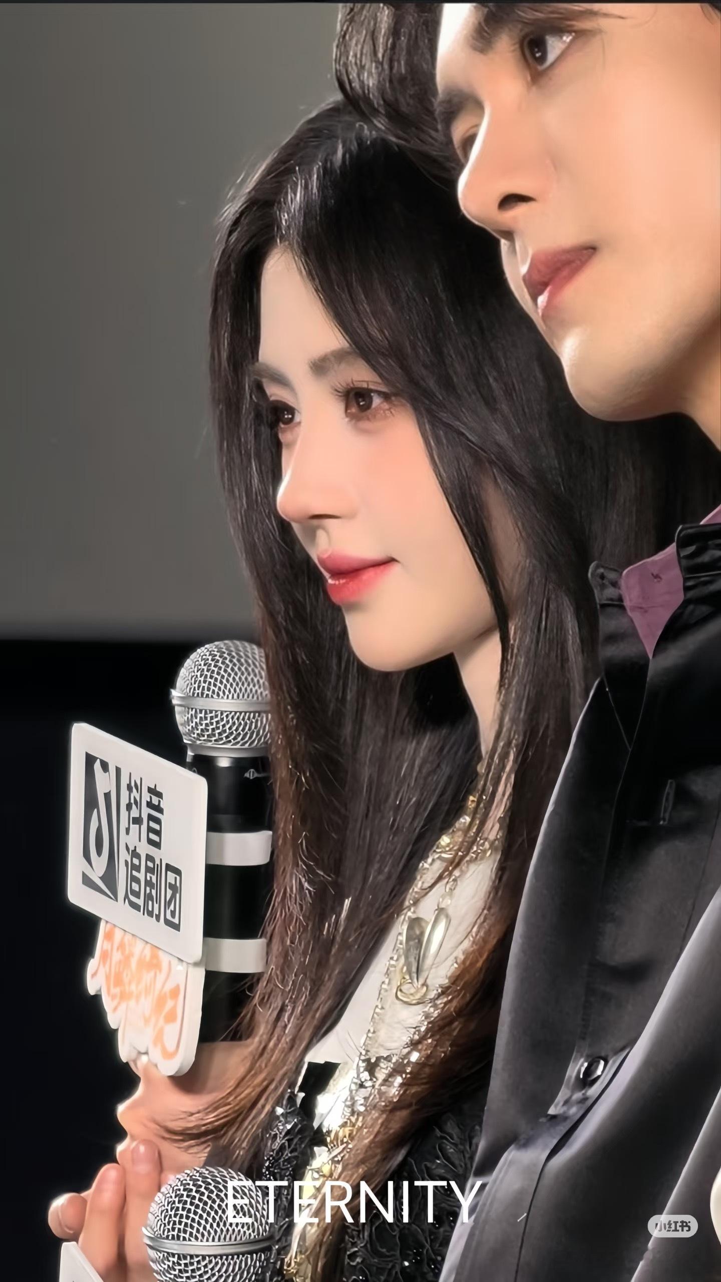 现在这个侧颜真的是被优化的太美了….. 