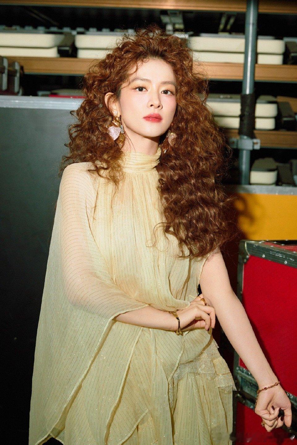 陈昊宇羊毛卷造型 陈昊宇陈昊宇的羊毛卷造型，可爱又张扬，好有个性呀～ 