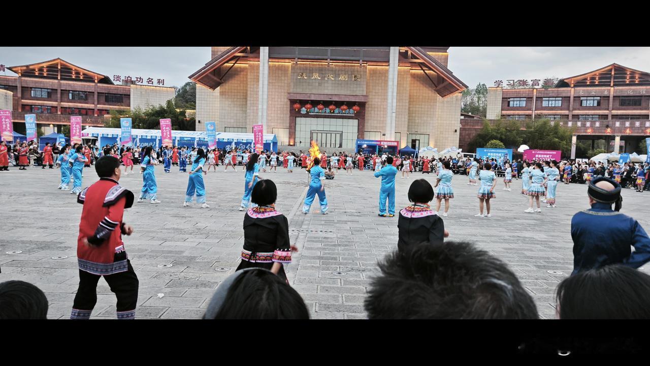 为什么？人越老，越要舍得折腾自己——

 在力所能及、条件允许的前提下，多出去走