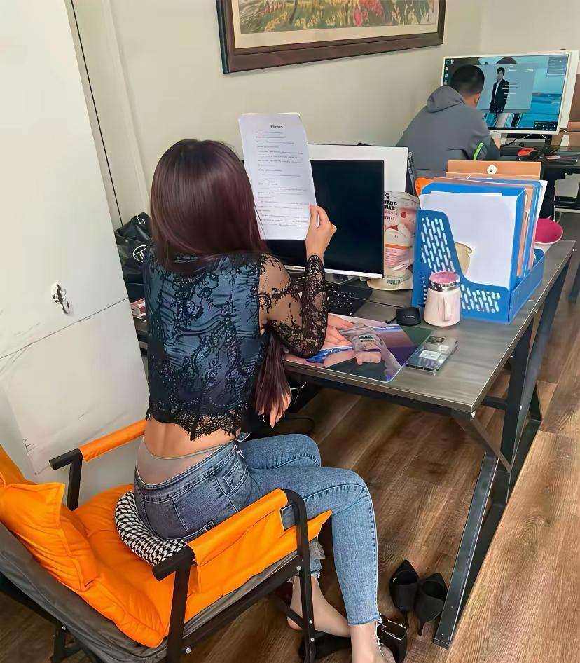 都说这两个员工是摸鱼的员工，你们觉得他在摸鱼吗？