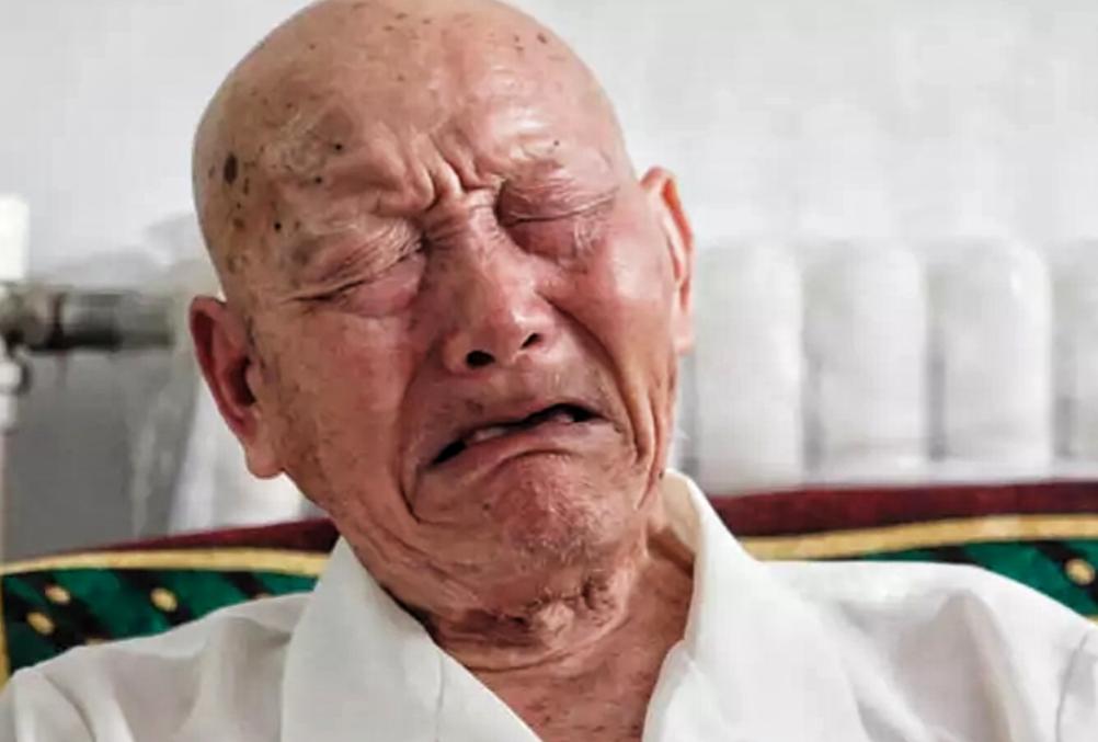 功勋老兵孙明顺被儿媳赶出家门，住进机井房。2020年英雄身份曝光后，政府送来30