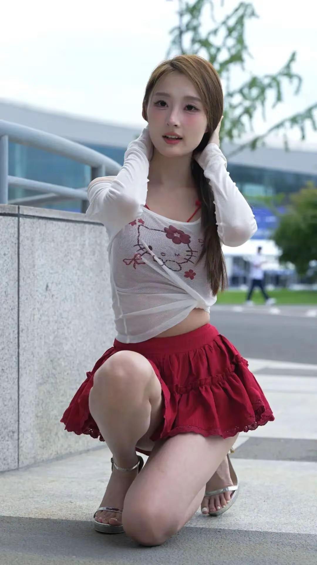 红白搭配 秀身材穿搭