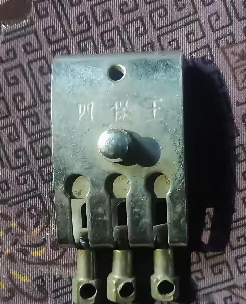 我翻出个怪东西，谁认识啊？
家人们谁懂啊！我收拾东西翻出个老物件，看着像金属做的