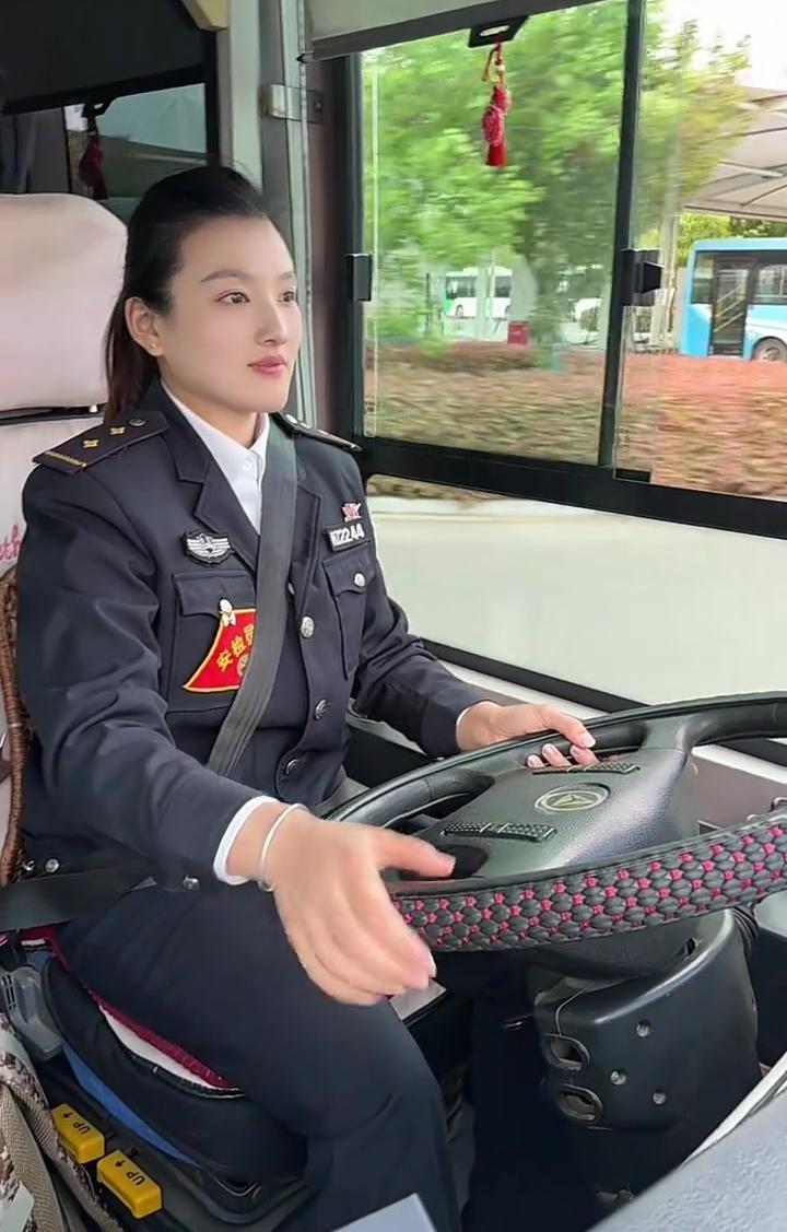 “这个公交车女司机火了！”河南，一女子腿脚不便拄拐杖赶车，但公交车女司机踩下油门