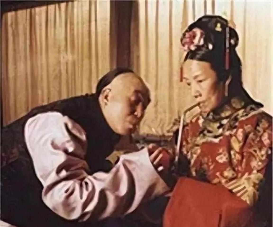 慈禧每次洗澡后，只留李莲英1人伺候。而房间里不时传出喊痛，一位小宫女偷掀帘子，这