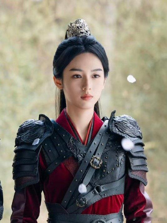 周也少年将军口碑这块 《锦月如歌》里也子的将军扮相简直是从书里走出来的，英气逼人