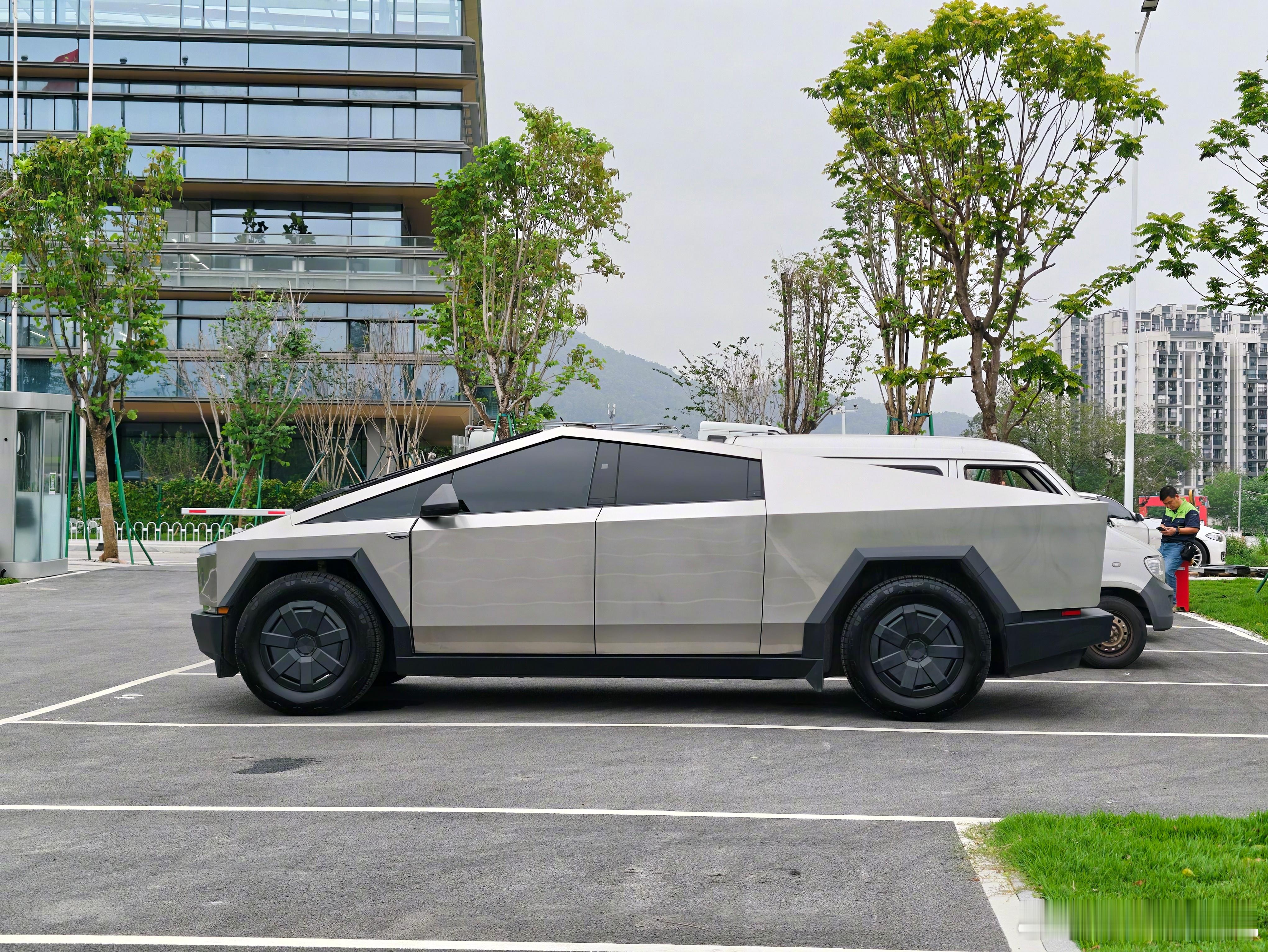 前两天在路上居然偶遇了汇天陆地航母，旁边还停着一台Cybertruck，两台未来