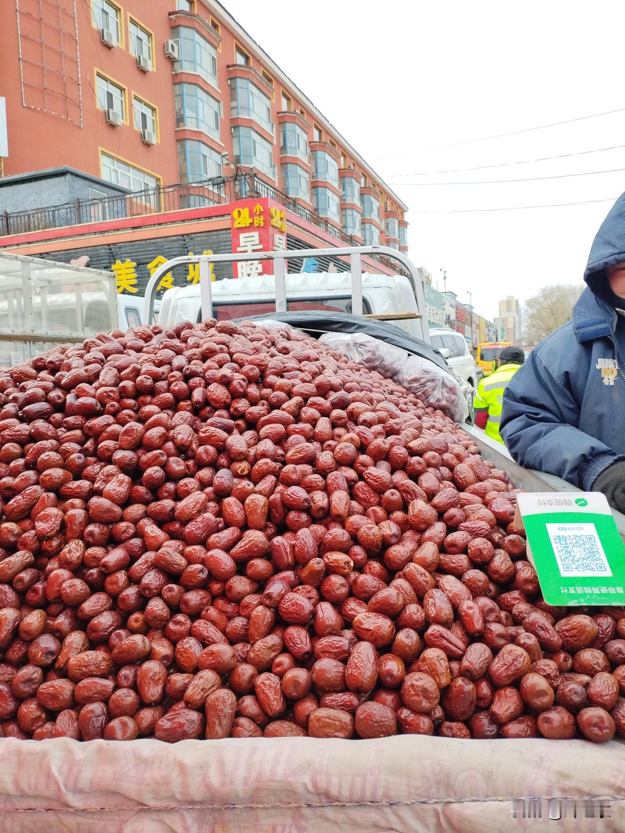 清晨，黑龙江省肇东市十七道街早市。
   十里长街，摆满货郎。琳琅满目，应有尽有