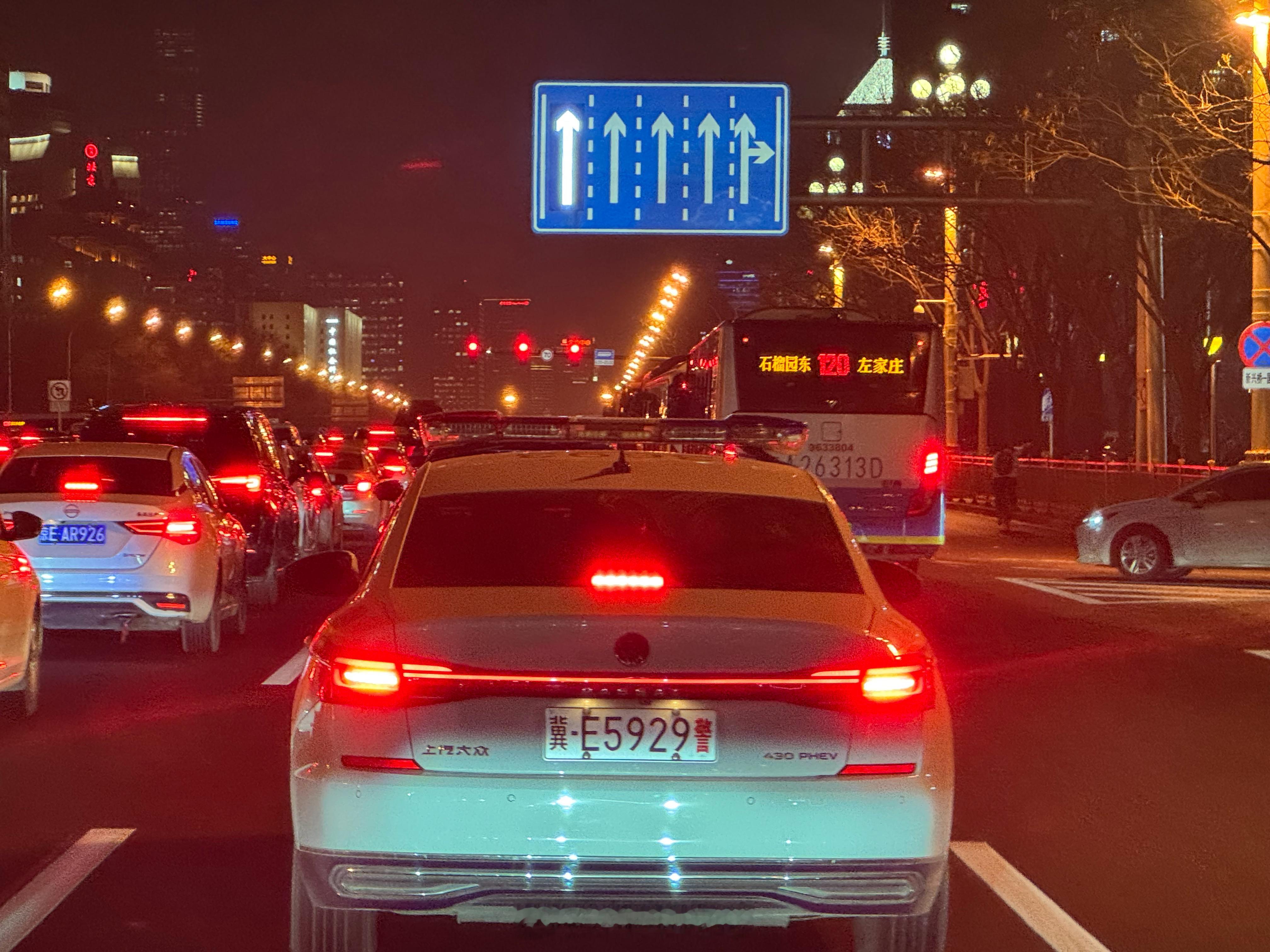 外地车牌二环都不让上，怎么这还上长安街没人管