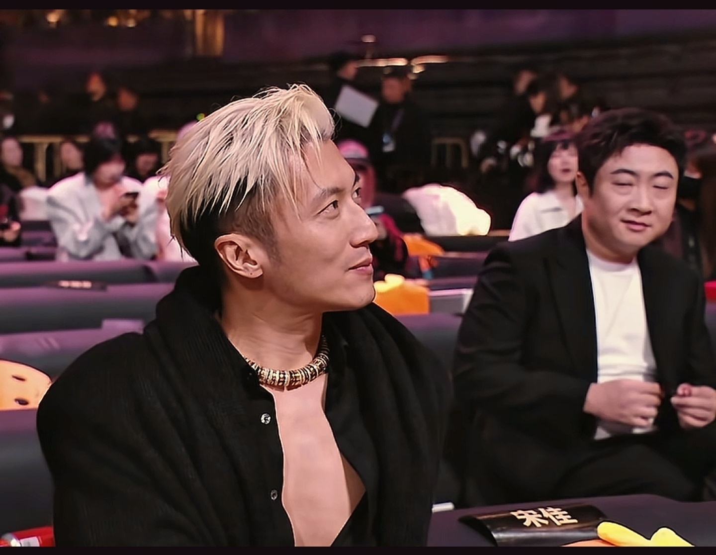 乔杉看谢霆锋——网友辣评:三蹦子看法拉利！