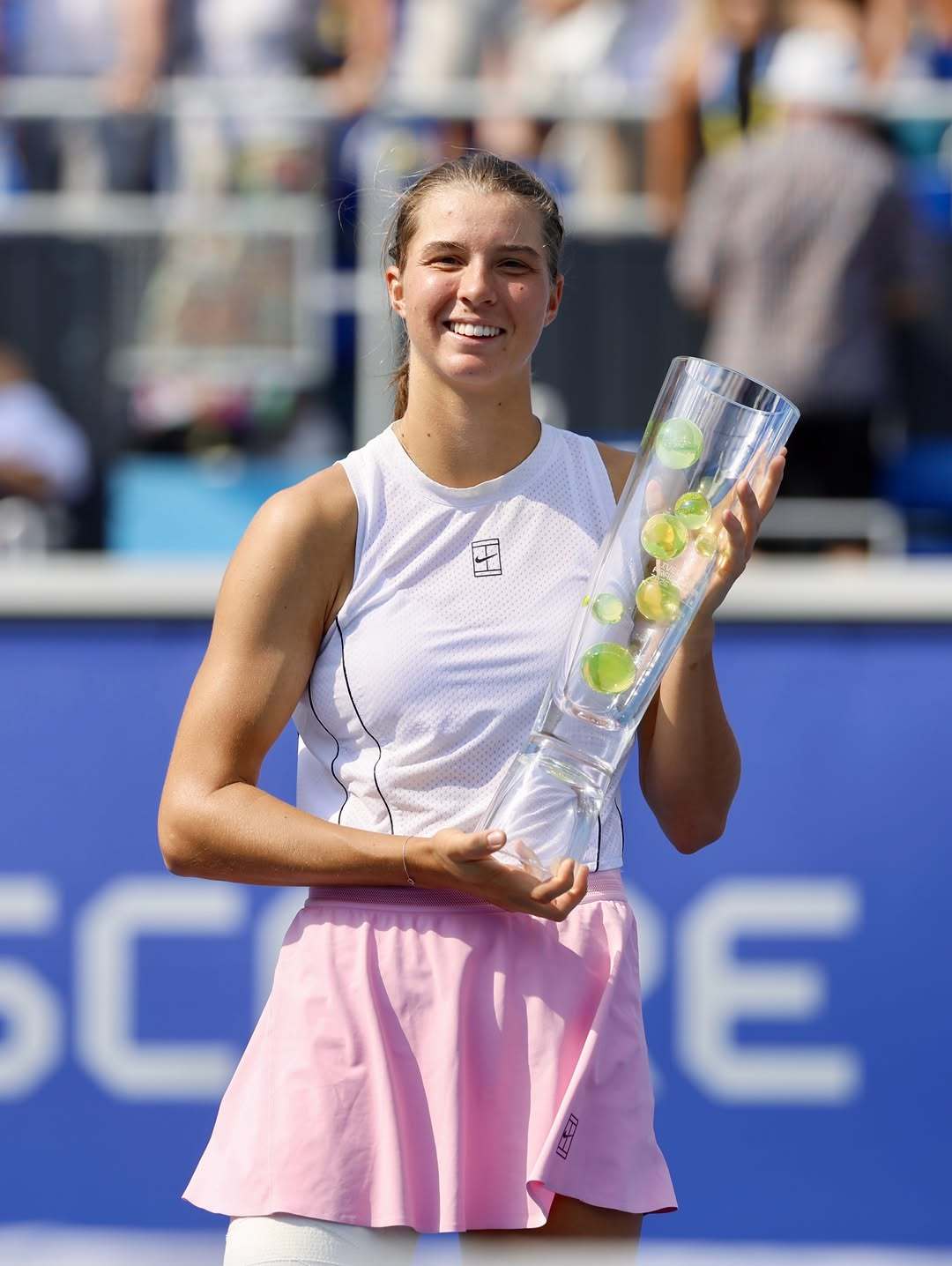 送上WTA250布拉格站捧杯图📸塔格尔成为本赛季第五位斩获首冠的球员✨ 