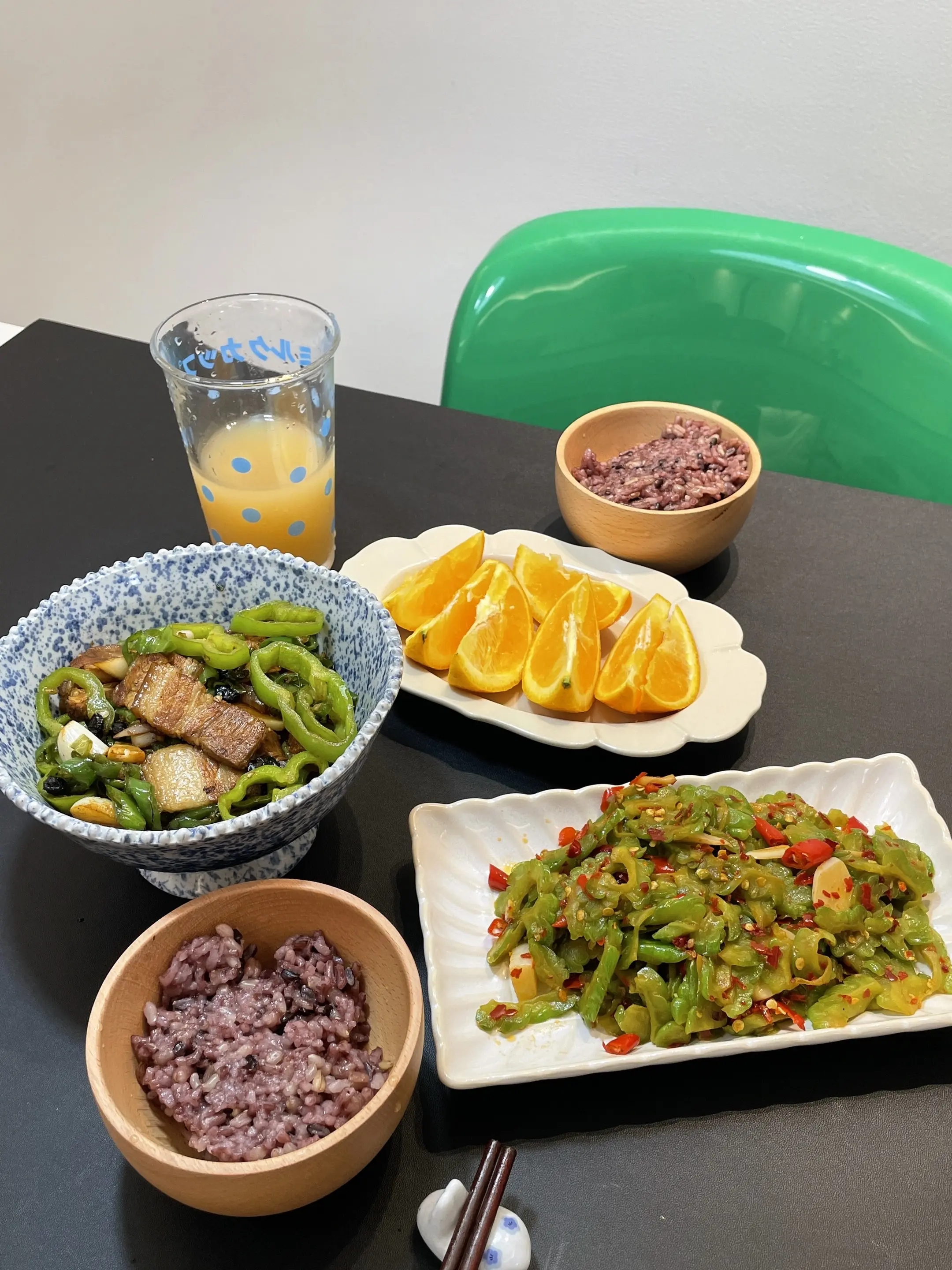 散步和吃饭，普通的日子也可以很浪漫。 常常是我做饭，他洗碗。 我们总在...