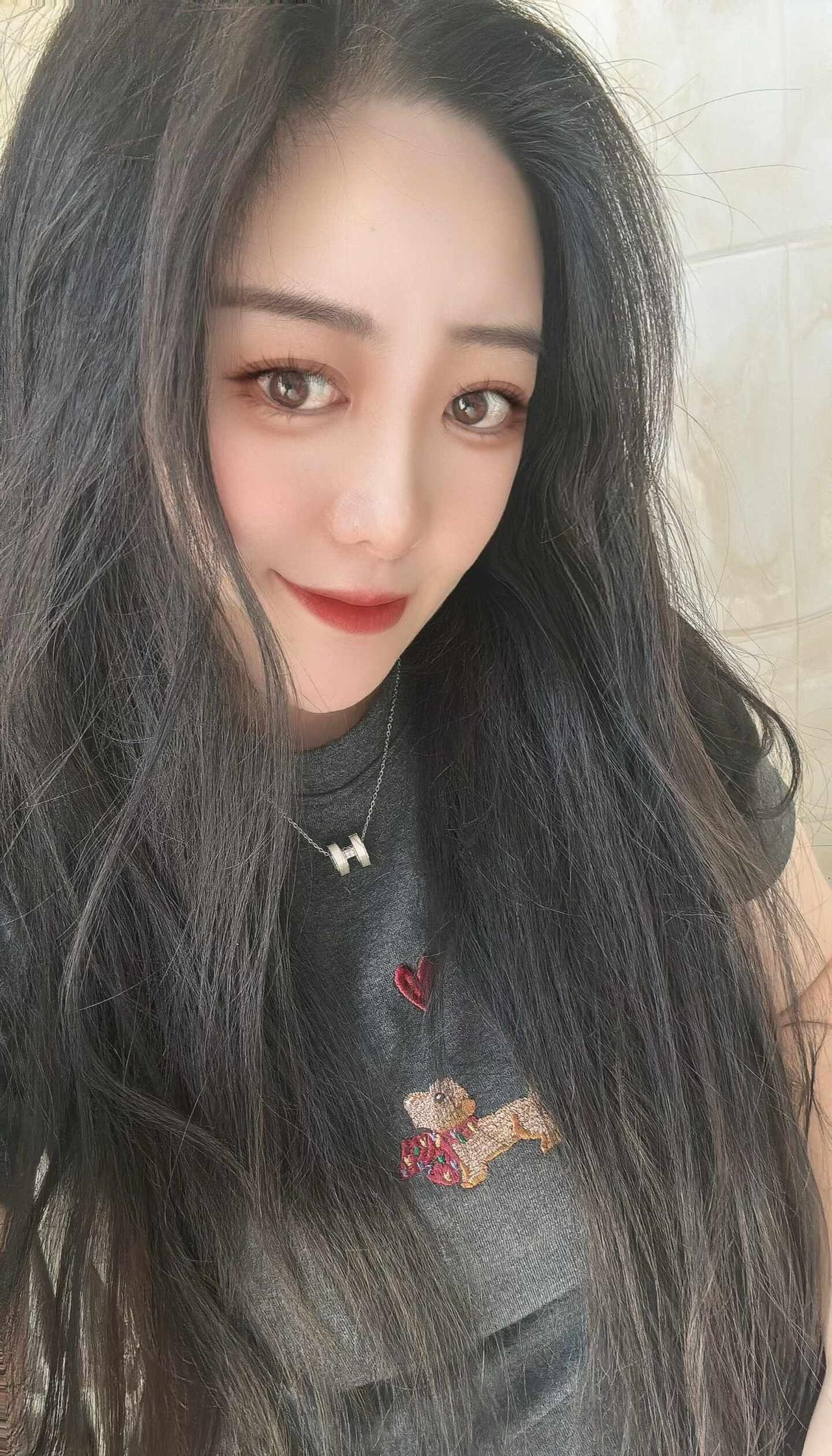 本来今天可以和王嘉尔合照的😆
但是没有他微信[捂嘴笑R]
只能自己一个人拍了[