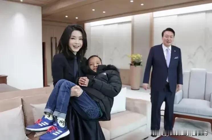 韩国第一夫人做错了什么对外禁足。据悉，尹锡悦7日就第一夫人金建希，公开作了表态称