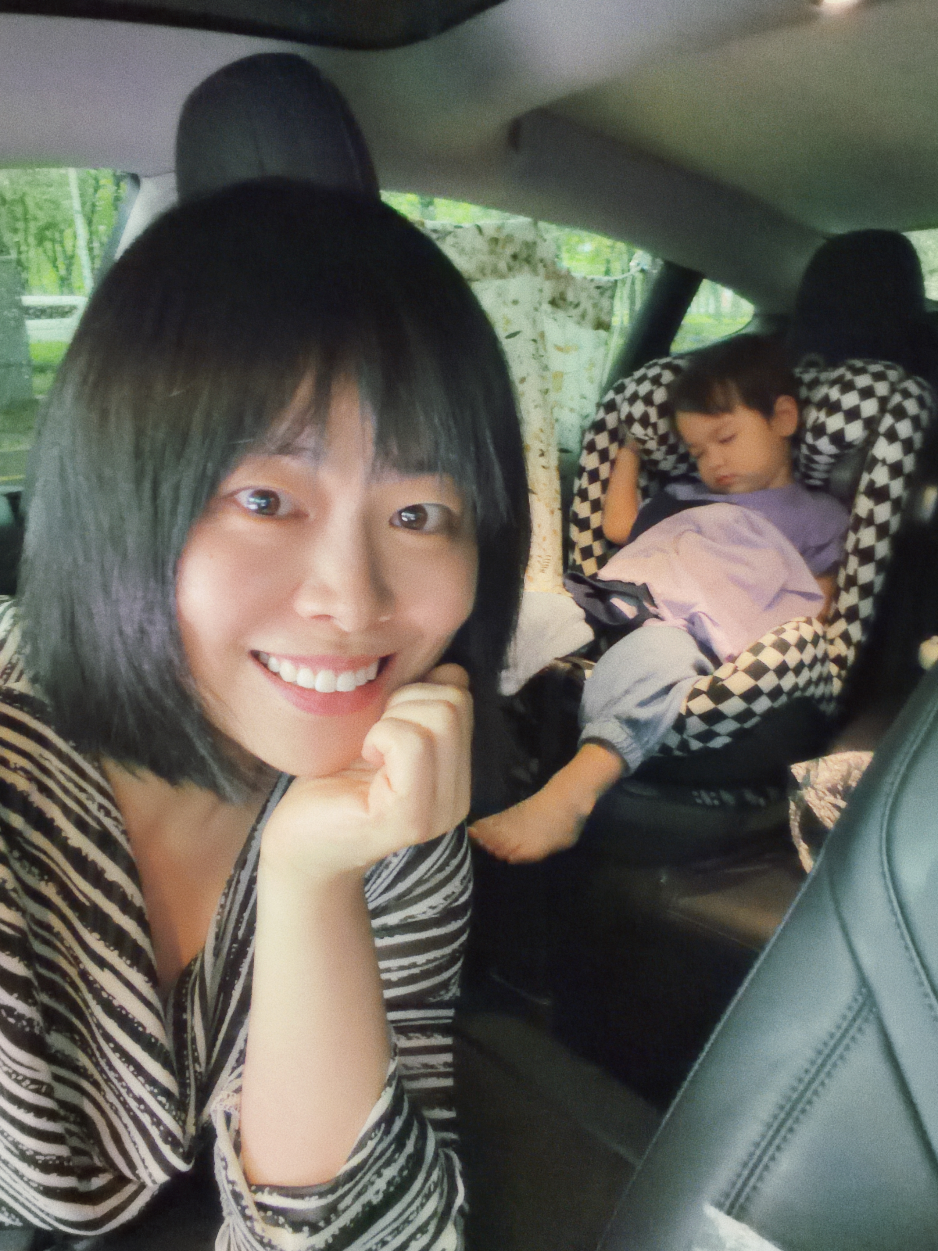 她俩练完平衡车回来路上经过公司楼下，说来找我玩，下楼一看，宝儿睡着了哈哈哈哈。有