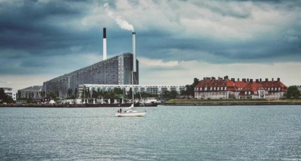 现在的丹麦比立陶宛都要狠，立陶宛为了投靠老美，只是得罪东方大国和俄罗斯，丹麦现在