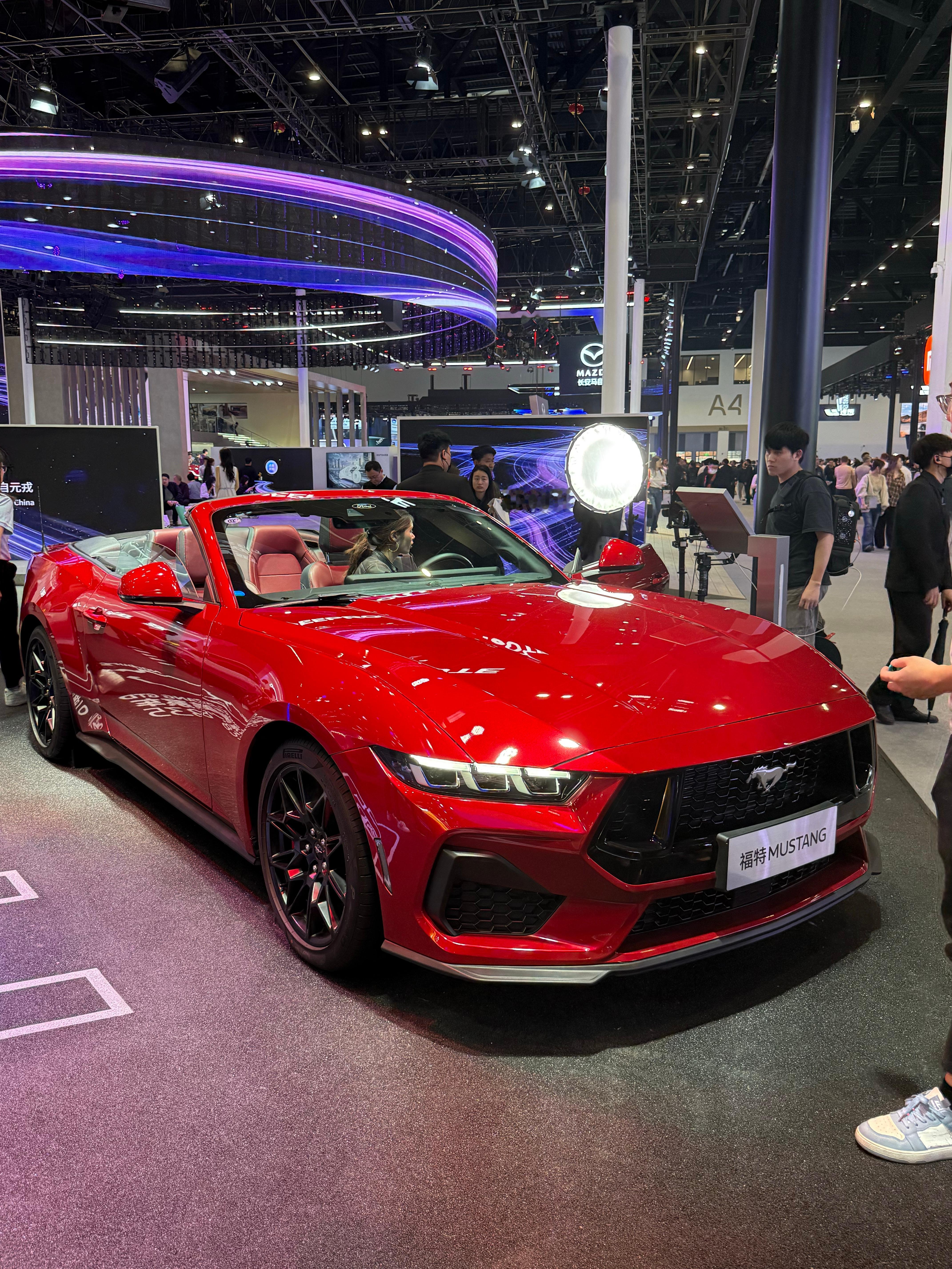 雷总今天在北京车展可真是忙坏了，去友商展台串门还送定制T恤，“都是好鹏友”“一起