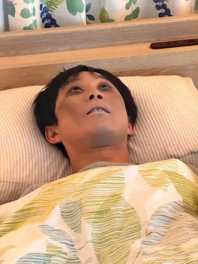 这两天喉咙疼，还挺容易累的，不知道是不是中招了，就想早点睡 ​​​