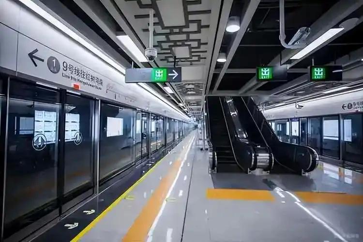 中国地铁有个魔咒：越发达的城市，地铁越堵。北京早高峰的地铁，人贴人像沙丁鱼罐头。