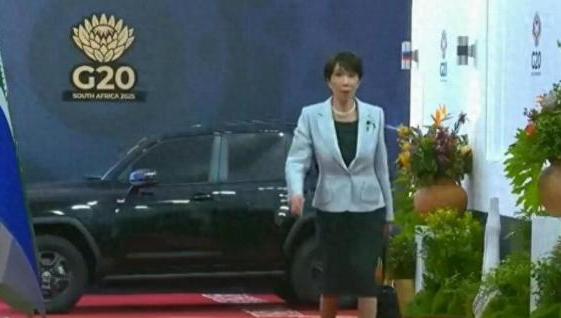 高市早苗摆啥谱？
故意延迟一个小时出场，
特朗普甘拜下风！


高市早苗迟到了一