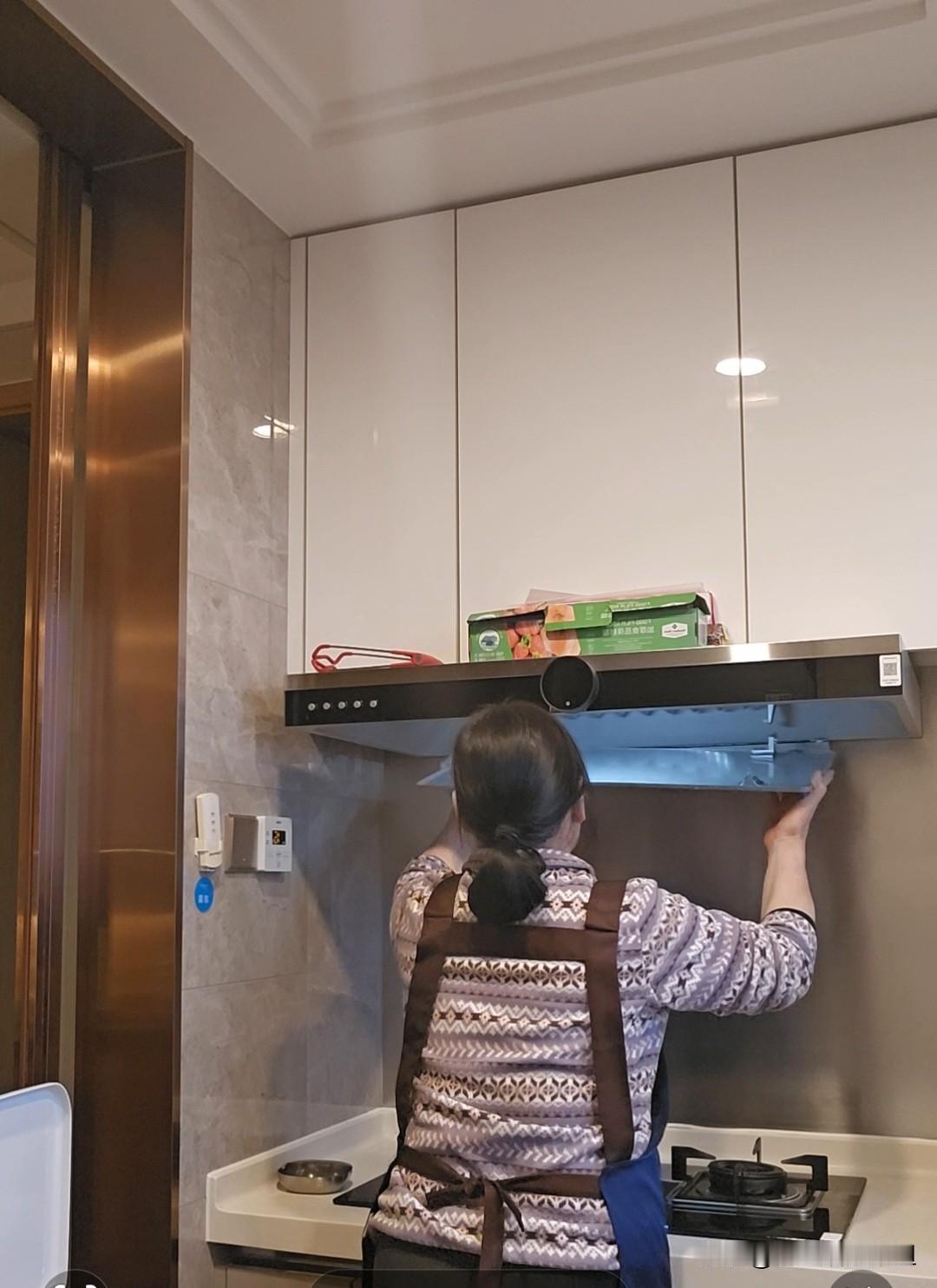 昨天在客户家打扫卫生，他送给我一大袋衣服。洗得干干净净的，看着都很新。

我是做