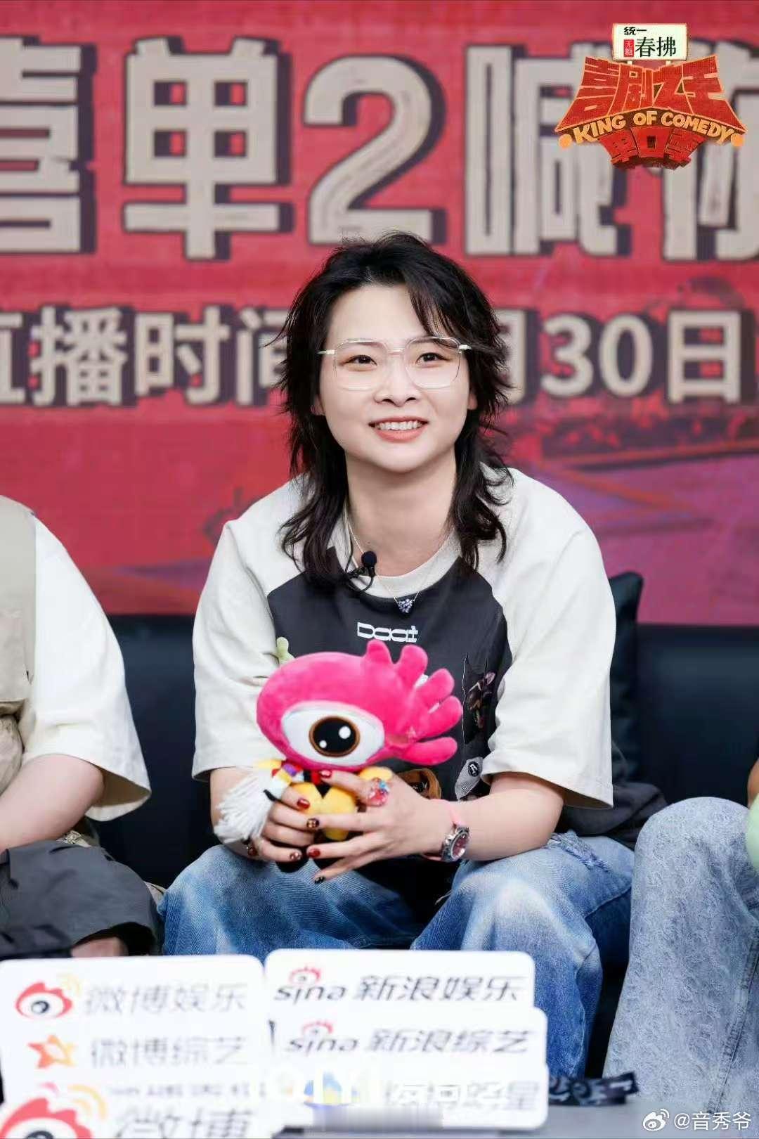 嘻哈 姐你惹不起 嘻哈跳舞自带喜感滤镜，发箍一戴节奏起飞，夸张动作配BGM，松弛