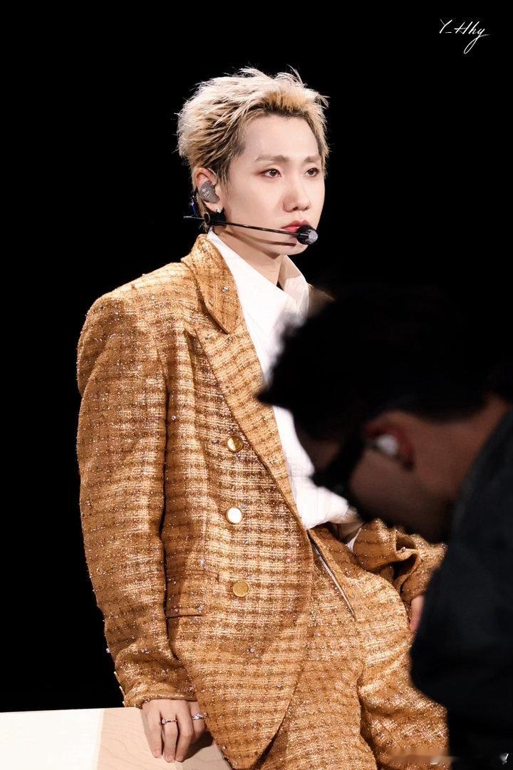 汪苏泷脱完一件还有两件 别人演唱会脱衣服是性感，汪苏泷脱衣服是悬疑片——永远猜不