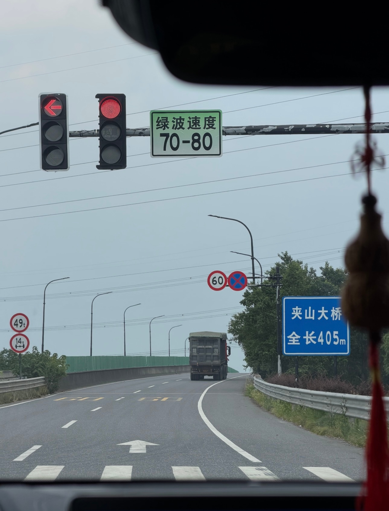 这是个什么路子？绿波速度70-80km/h然后限速60km/h如果没有测速的话这