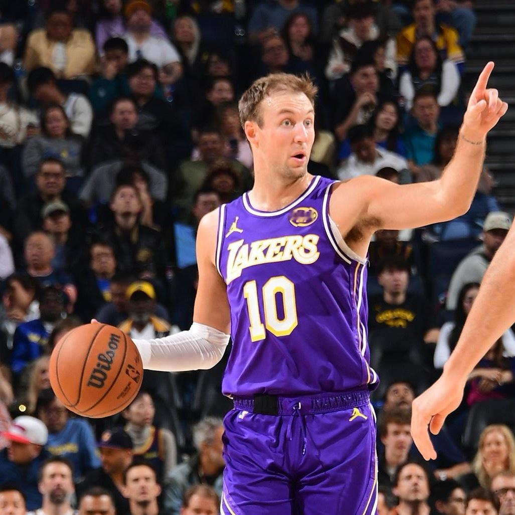 雷迪克表示，肯纳德昨晚赛后手指有些肿胀，他能否出战将在赛前决定！ 太阳vs湖人